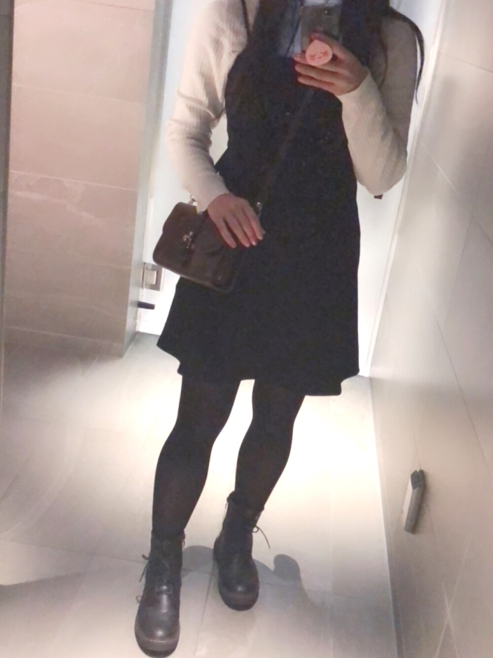 「ワンピース、ハイネック、ブーツ、編み上げブーツ、ショルダーバッグ」｜「FOREVER 21のアイテム（ワンピース、ブラック系）」を使った、jessieさん（レディース・162cm）の冬コーディネートの1枚目の写真
