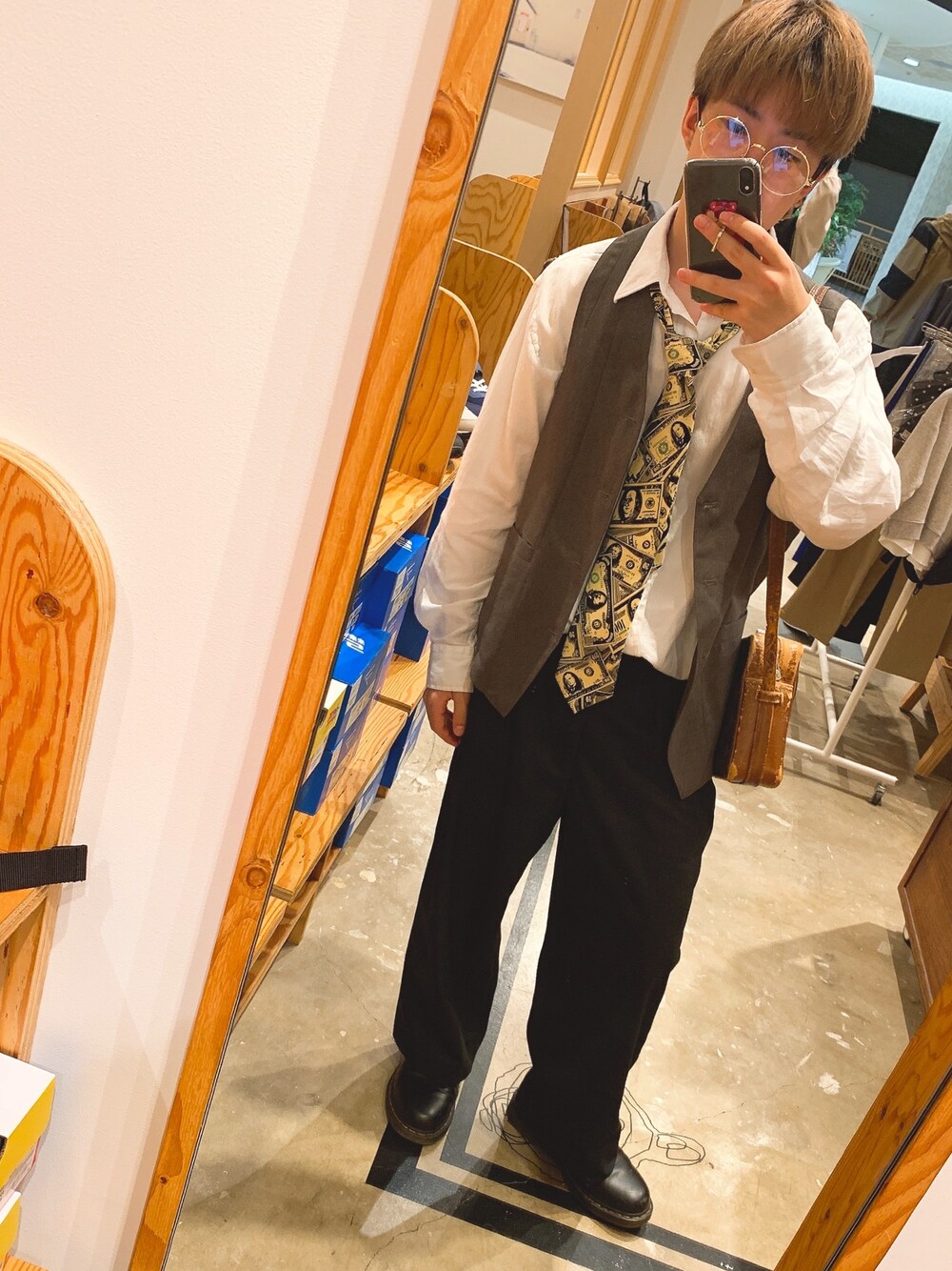 「usedのアイテム（ネクタイ、ベージュ系）」を使った、杉崎さん（メンズ・165cm）の春コーディネートの1枚目の写真
