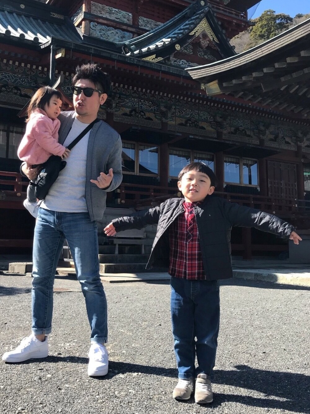 「エアフォースワン、サングラス、UNIQLO U、親子ショット、ガンオジ、テックフリース、親子フォース、リンクコーデ、デニムコーデ、AIR FORCE 1」｜「Ray-BanのRB2140F 901-54 WAYFARER（サングラス、ブラック系）」を使った、TIMさん（メンズ・174cm）の冬コーディネートの1枚目の写真