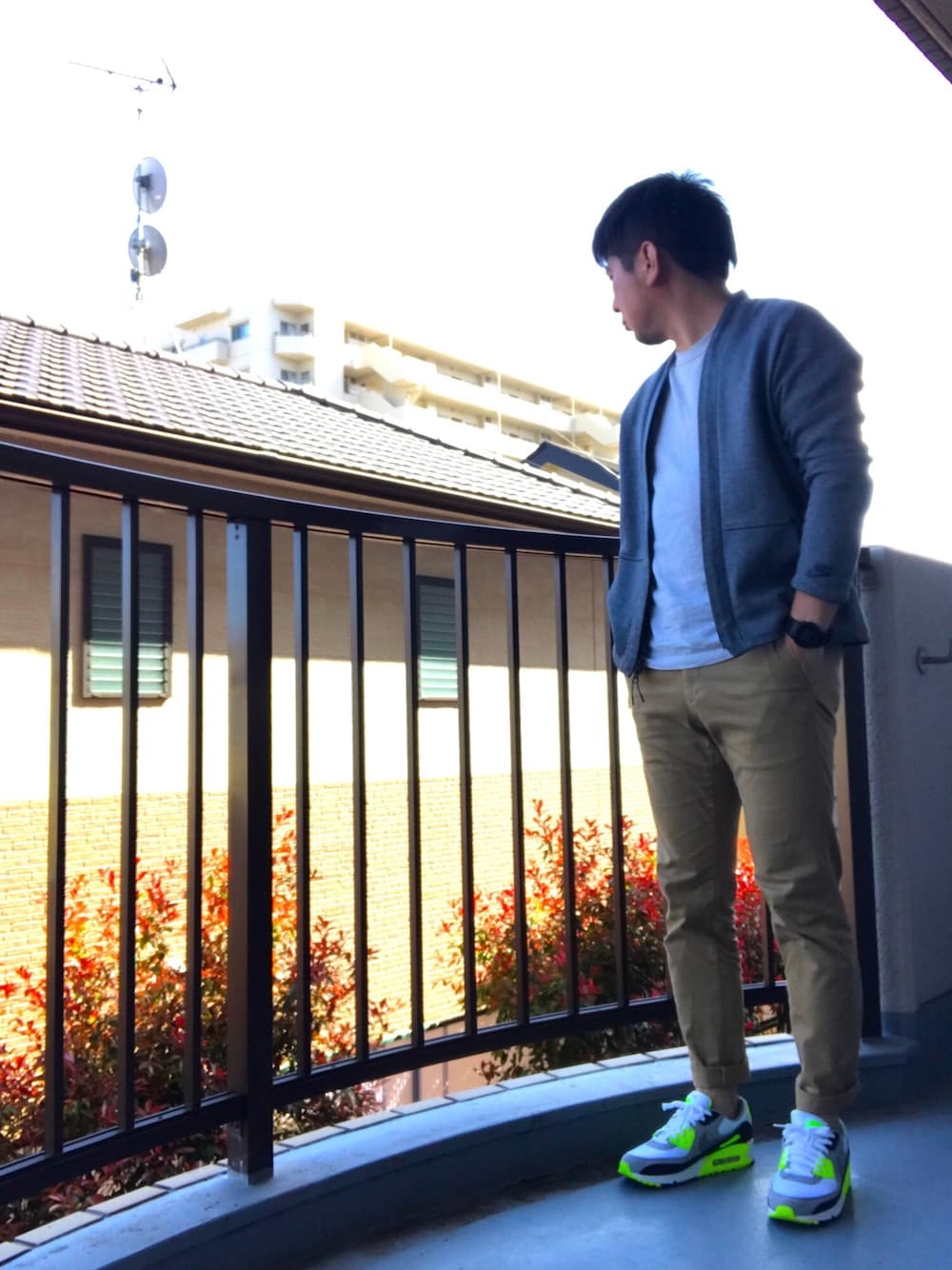 イエロー系のスニーカー、ベージュ系のチノパンツ、グレー系のTシャツ/カットソーを着用したメンズの春コーディネートの1枚目の写真