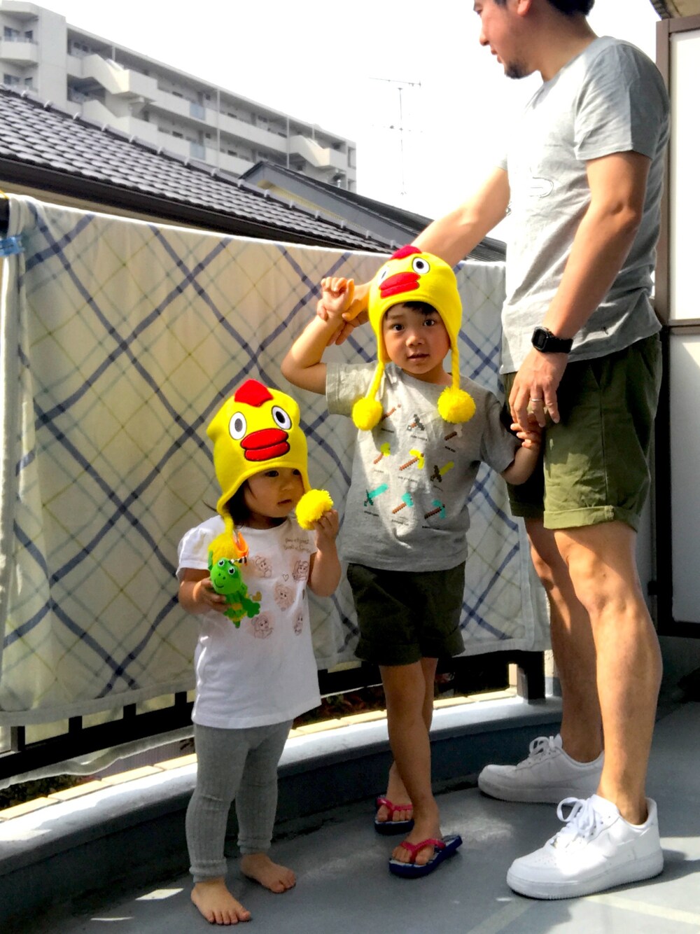 ホワイト系のTシャツ/カットソー、グリーン系のその他パンツ、ホワイト系のスニーカーを着用したメンズの春コーディネートの1枚目の写真