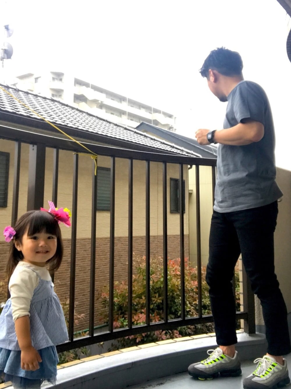 グレー系のTシャツ/カットソー、ブラック系のデニムパンツ、イエロー系のスニーカーを着用したメンズの春コーディネートの1枚目の写真