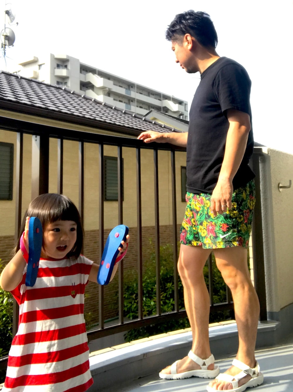 「親子ショット、ガンオジ、ユニクロユー、フローラル柄、ショートパンツ、テバ、シンプルコーデ、サンダル、ワンピース、水陸両用」｜「UNIQLOのクルーネックＴ（半袖）（Tシャツ/カットソー、ブラック系）」を使った、TIMさん（メンズ・174cm）の夏コーディネートの1枚目の写真