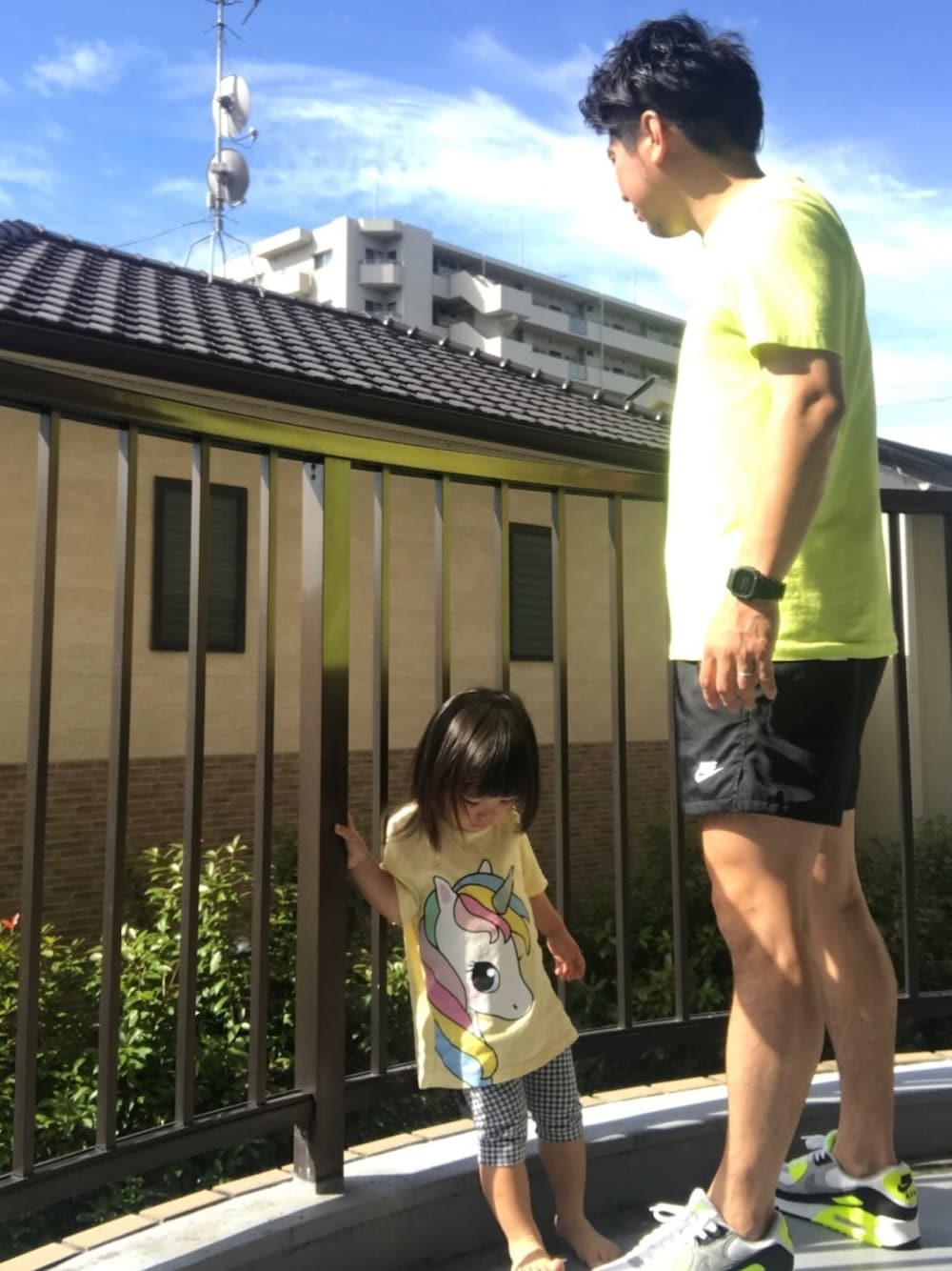 「エアマックス、エアマックス90、ガンオジ、親子ショット、ユニクロユー、ボルトカラー、シンプルスタイル、ショートパンツ、ネオンイエロー、ユニコーン」｜「UNIQLOのクルーネックT（半袖）+E 40 CREAM（Tシャツ/カットソー、グリーン系）」を使った、TIMさん（メンズ・174cm）の夏コーディネートの1枚目の写真