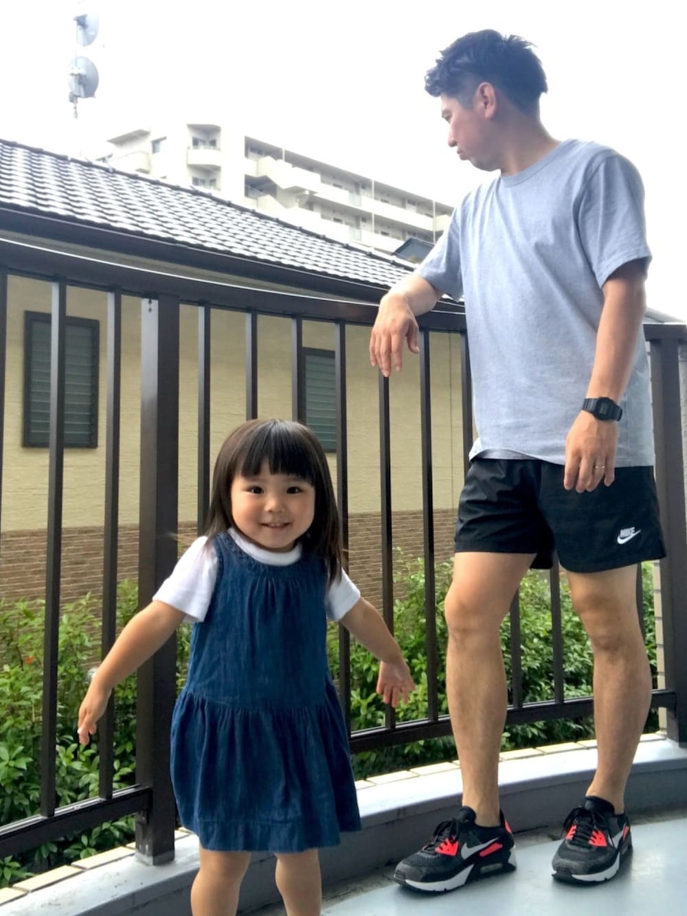 グレー系のTシャツ/カットソー、ブラック系のその他パンツ、ブラック系のスニーカーを着用したメンズの夏コーディネートの1枚目の写真