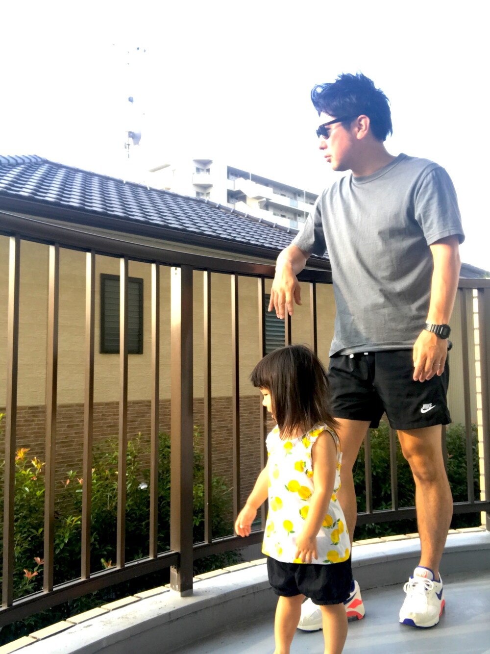 グレー系のTシャツ/カットソー、ブラック系のその他パンツ、レッド系のスニーカーを着用したメンズの夏コーディネートの1枚目の写真