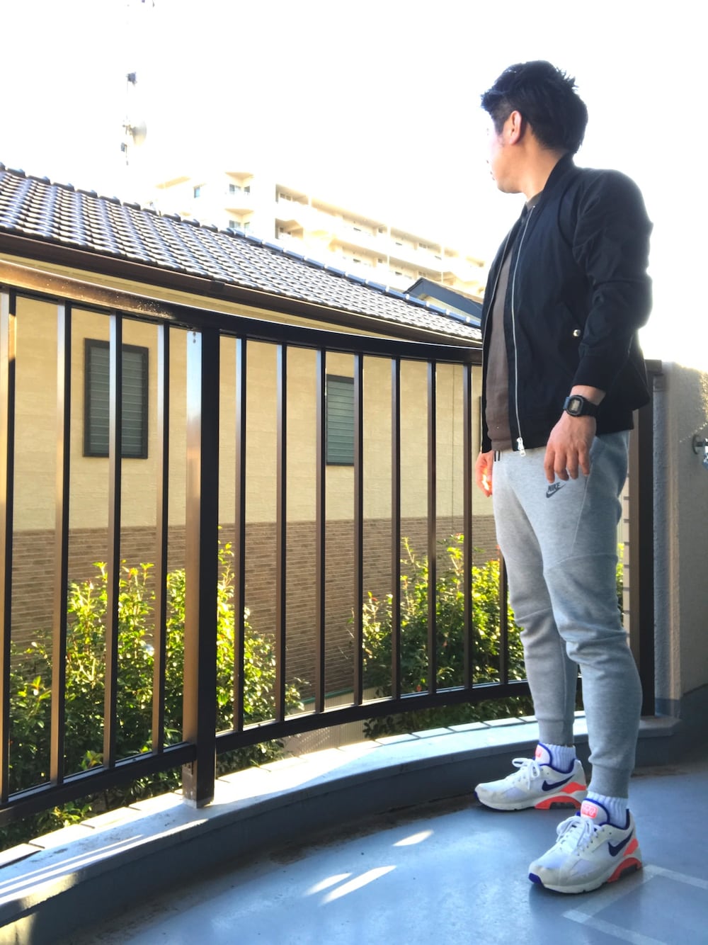 グリーン系のTシャツ/カットソー、ブラック系のMA-1、グレー系のスウェットパンツを着用したメンズの秋コーディネートの1枚目の写真