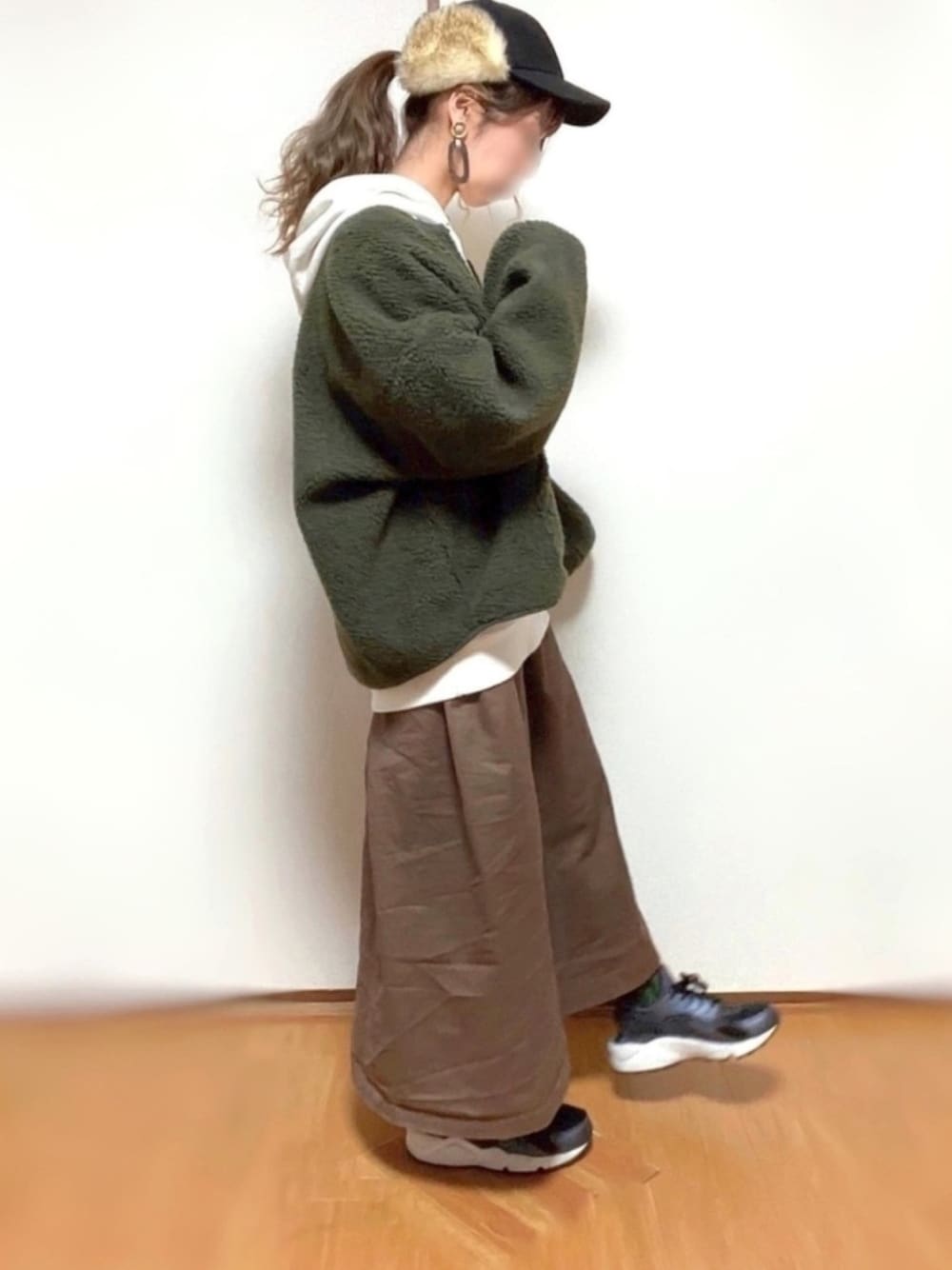 「冬アウター着回しチャレンジ、おしゃれさんと繋がりたい、ボアブルゾン、カジュアル、パーカー、フライトキャップ、ビッグシルエット、プチプラコーデ、着回しコーデ、シンプルコーデ」｜「NIKEのNIKE W M2K TEKNO (BLACK/OIL GREY-WHITE) 【SP】（スニーカー、ブラック系）」を使った、kuuuuraさん（レディース・158cm）の冬コーディネートの1枚目の写真
