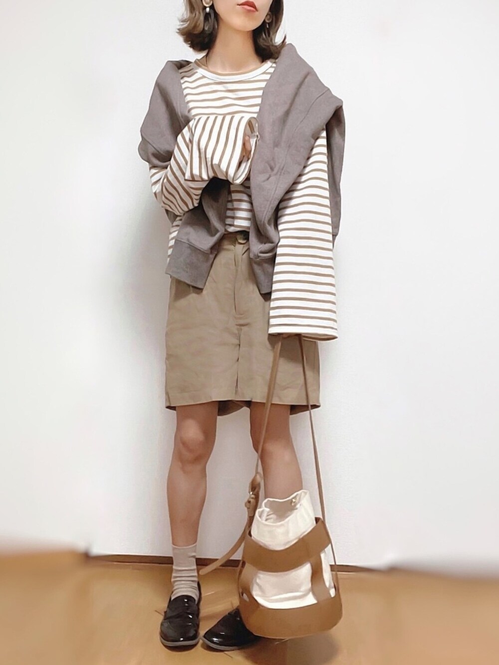 「ハーフパンツ、ブラウンコーデ、オトナカジュアル、スウェット、着回しコーデ、オトナ女子、ボリューム袖、ボーダートップス、メンズライク」｜「DHOLICのボーダールーズTシャツ（Tシャツ/カットソー、ブラウン系）」を使った、kuuuuraさん（レディース・158cm）の春コーディネートの1枚目の写真