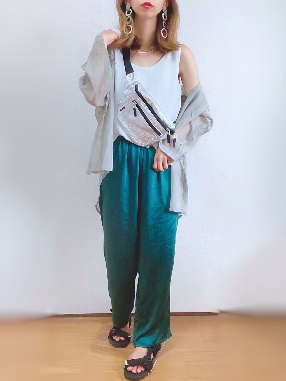 グリーン系のその他パンツ、シルバー系のボディバッグ/ウエストポーチ、ブラック系のサンダルを着用したレディースの夏コーディネートの1枚目の写真