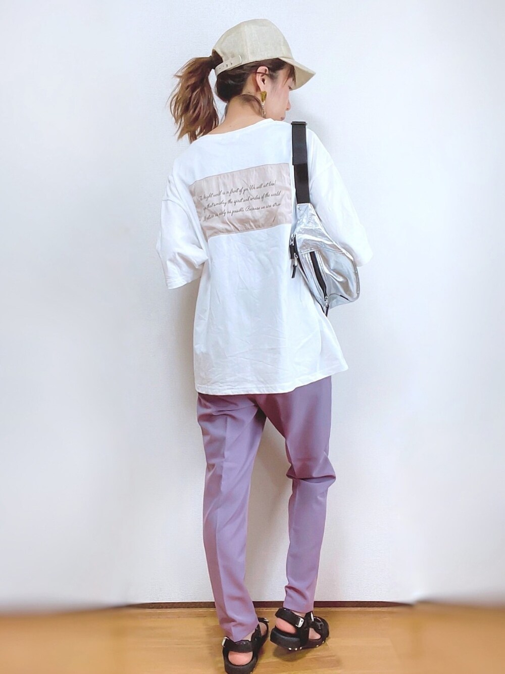ホワイト系のTシャツ/カットソー、パープル系のパンツ、ブラック系のサンダルを着用したレディースの夏コーディネートの1枚目の写真