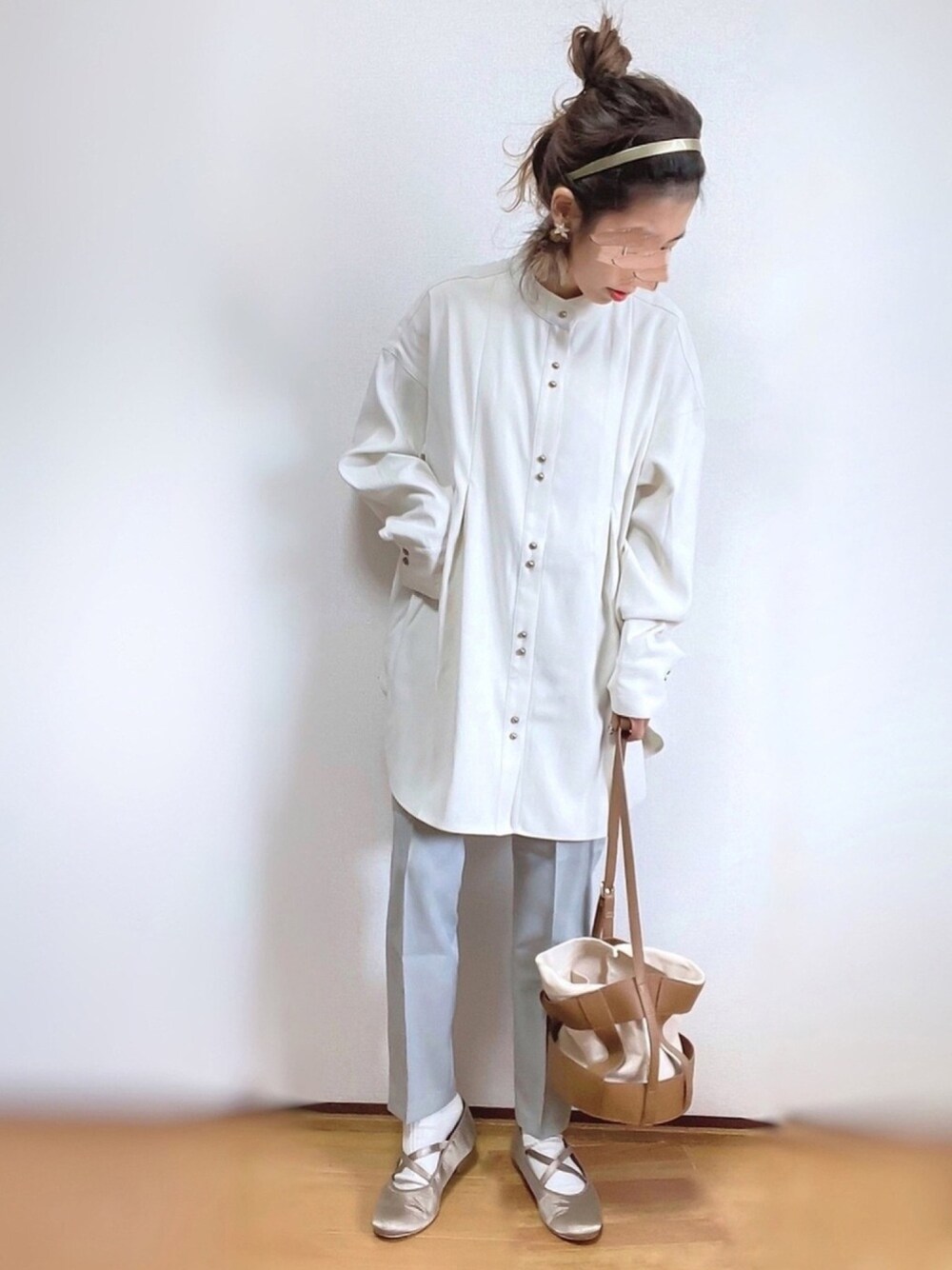 ホワイト系のシャツ/ブラウス、グリーン系のスラックス、ブラウン系のショルダーバッグを着用したレディースの冬コーディネートの1枚目の写真