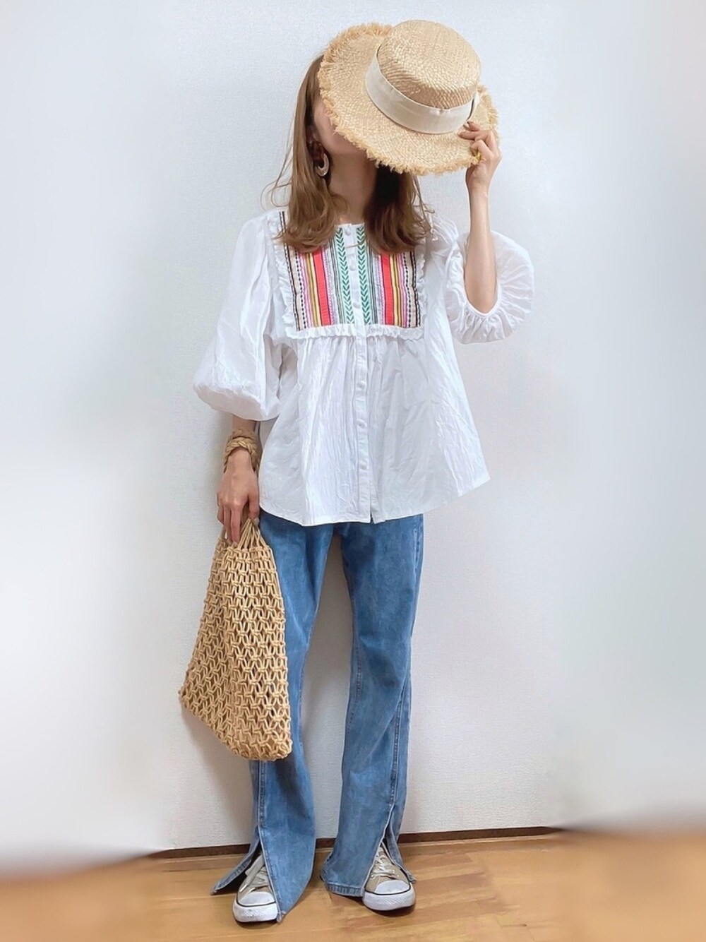 「これが私をアゲる服、ブラウス、エスニック、パフスリーブ、ケミカルウォッシュ、デニム、カンカン帽、カジュアル、夏コーデ」｜「DHOLICの[mayblue] embroideredパフブラウス・p229219（シャツ/ブラウス、ホワイト系）」を使った、kuuuuraさん（レディース・158cm）の春コーディネートの1枚目の写真