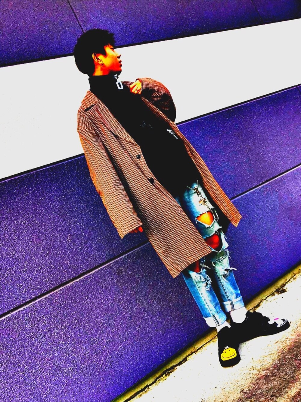 「冬コーデ、おしゃれさんと繋がりたい、コート、古着、デニムパンツ、白ソックス、いいね、save、フォローお願いします🤑」｜「JW Andersonのアイテム（ニット/セーター、ブラック系）」を使った、︎🙂HAZUKI🙂さん（メンズ・177cm）の冬コーディネートの1枚目の写真
