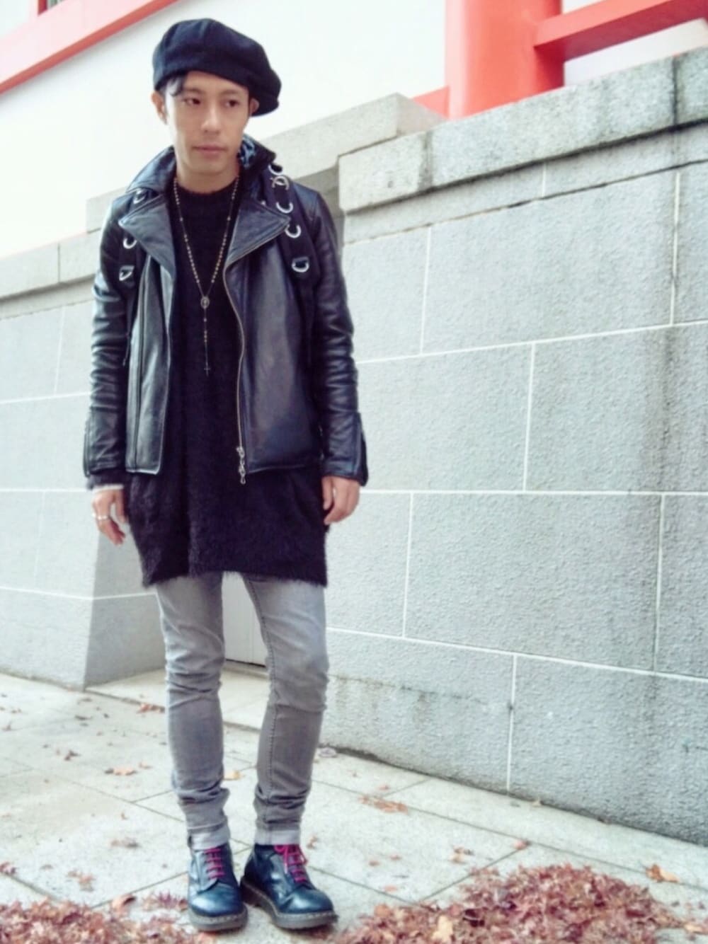 「ドクターマーチン、レザージャケット、ライダース、キャスケット、シャギーニット」｜「DIET BUTCHERのShaggy knit pullover（ニット/セーター、ブラック系）」を使った、まーぶるさん（メンズ・170cm）の冬コーディネートの1枚目の写真