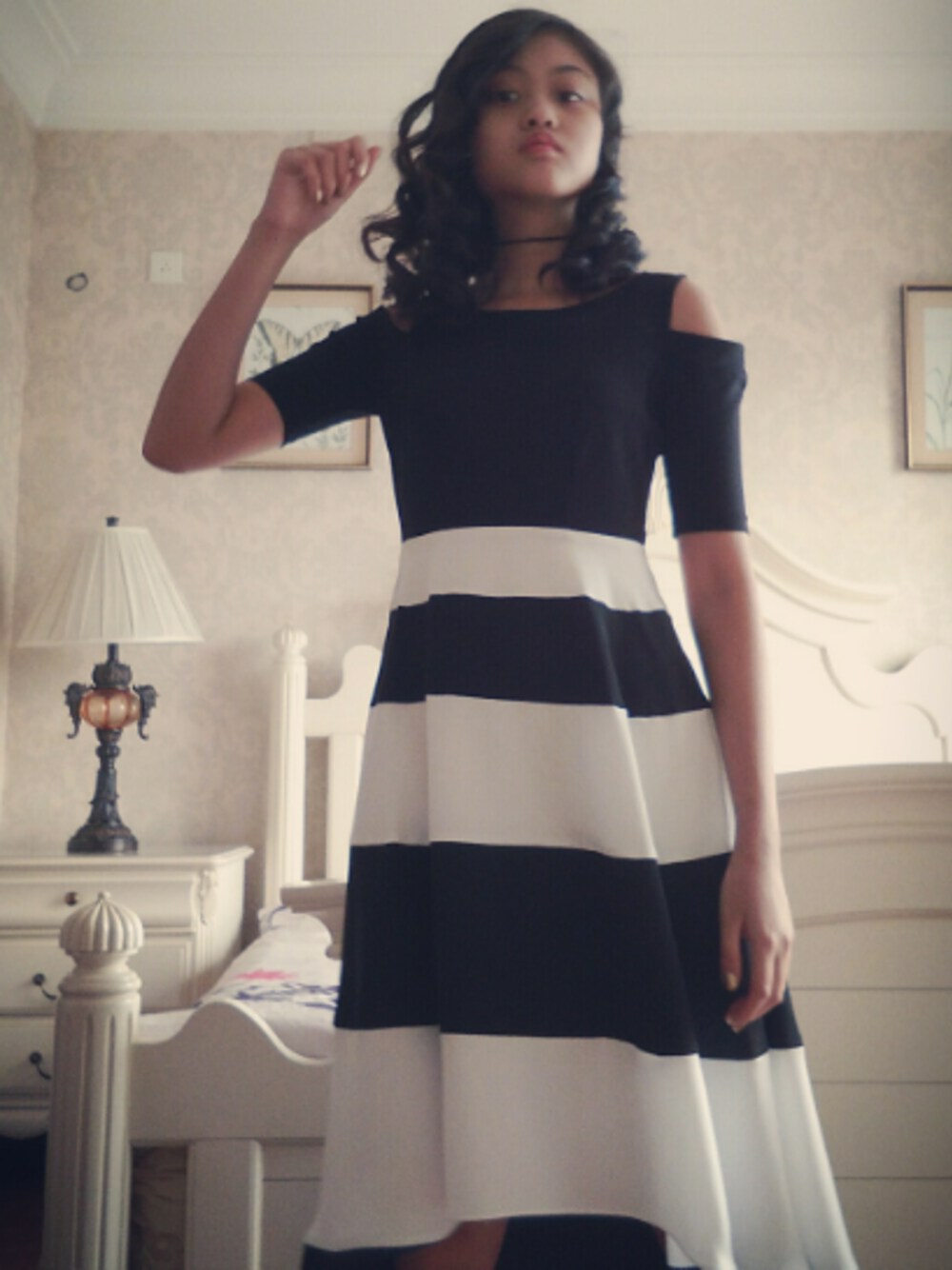 「black、Banquet、semi formal、stripe、highlow、white、heels、gold、nail 、choker」｜「Vero Modaのアイテム（ワンピース、ブラック系）」を使った、Niahさん（レディース・162cm）の春コーディネートの1枚目の写真