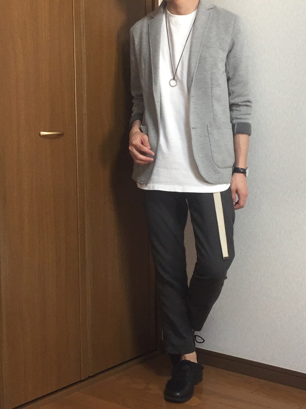 「シンプルコーデ、テーラードジャケット、アンクルパンツ、ロールアップ、ガチャベルト、革靴、グレー」｜「BACK NUMBERの【BACK NUMBER】SALASALAテーラードジャケット（テーラードジャケット、グレー系）」を使った、くりさん（メンズ・166cm）の春コーディネートの1枚目の写真