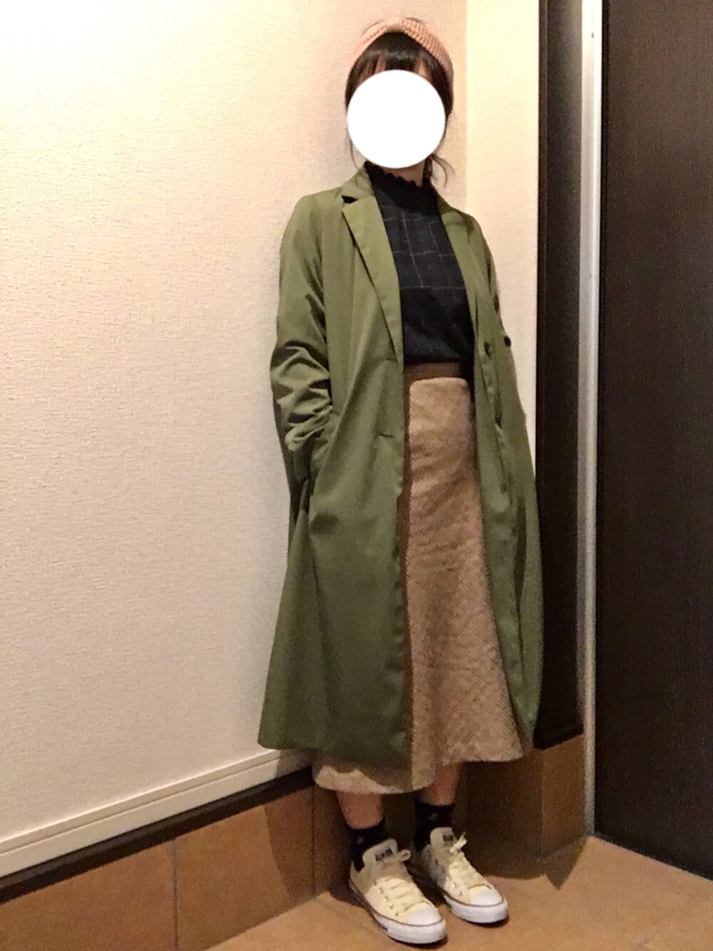 「ヘアバンド、三戸なつめコラボ、緑、スカート、コンバース、くすみカラー」｜「LOWRYS FARMのリブリボンターバン/LOWRYS FARM+　716568（ヘアバンド、ピンク系）」を使った、きっちゃんさん（レディース・157cm）の秋コーディネートの1枚目の写真