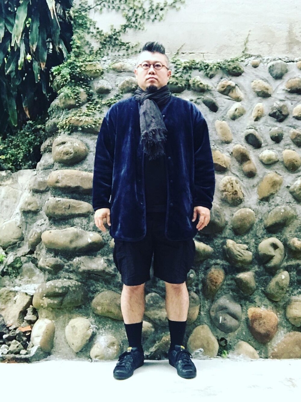 「AODUDU、autumn look、MUJI Labo」｜「adidasのアイテム（スニーカー、ブラック系）」を使った、Bさん（メンズ・172cm）の冬コーディネートの1枚目の写真