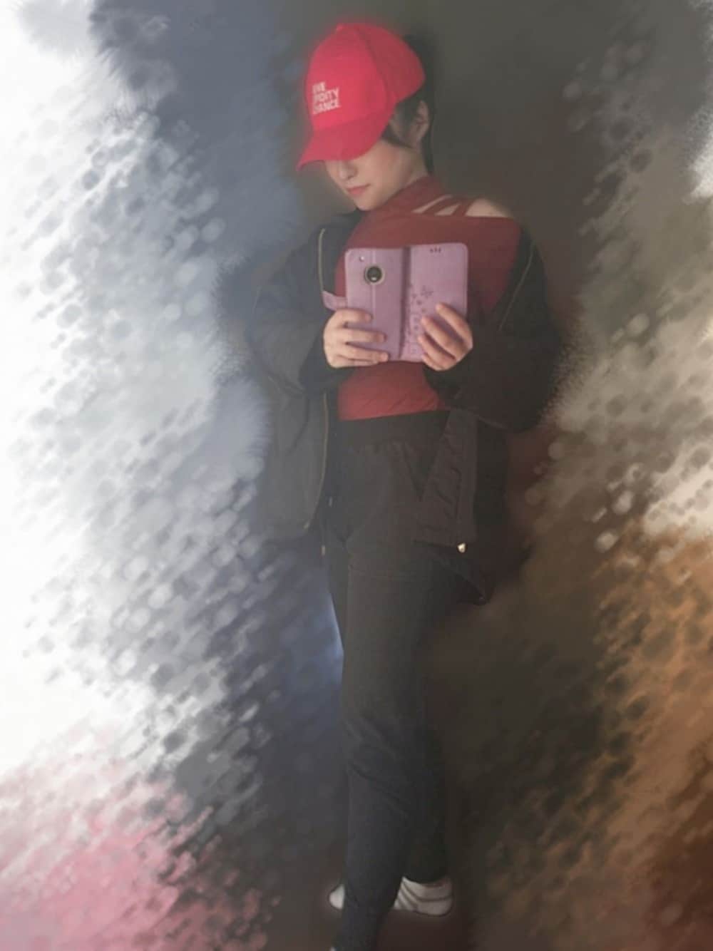 レッド系のTシャツ/カットソー、ブラック系のブルゾン、ブラック系のパンツを着用したレディースの春コーディネートの1枚目の写真