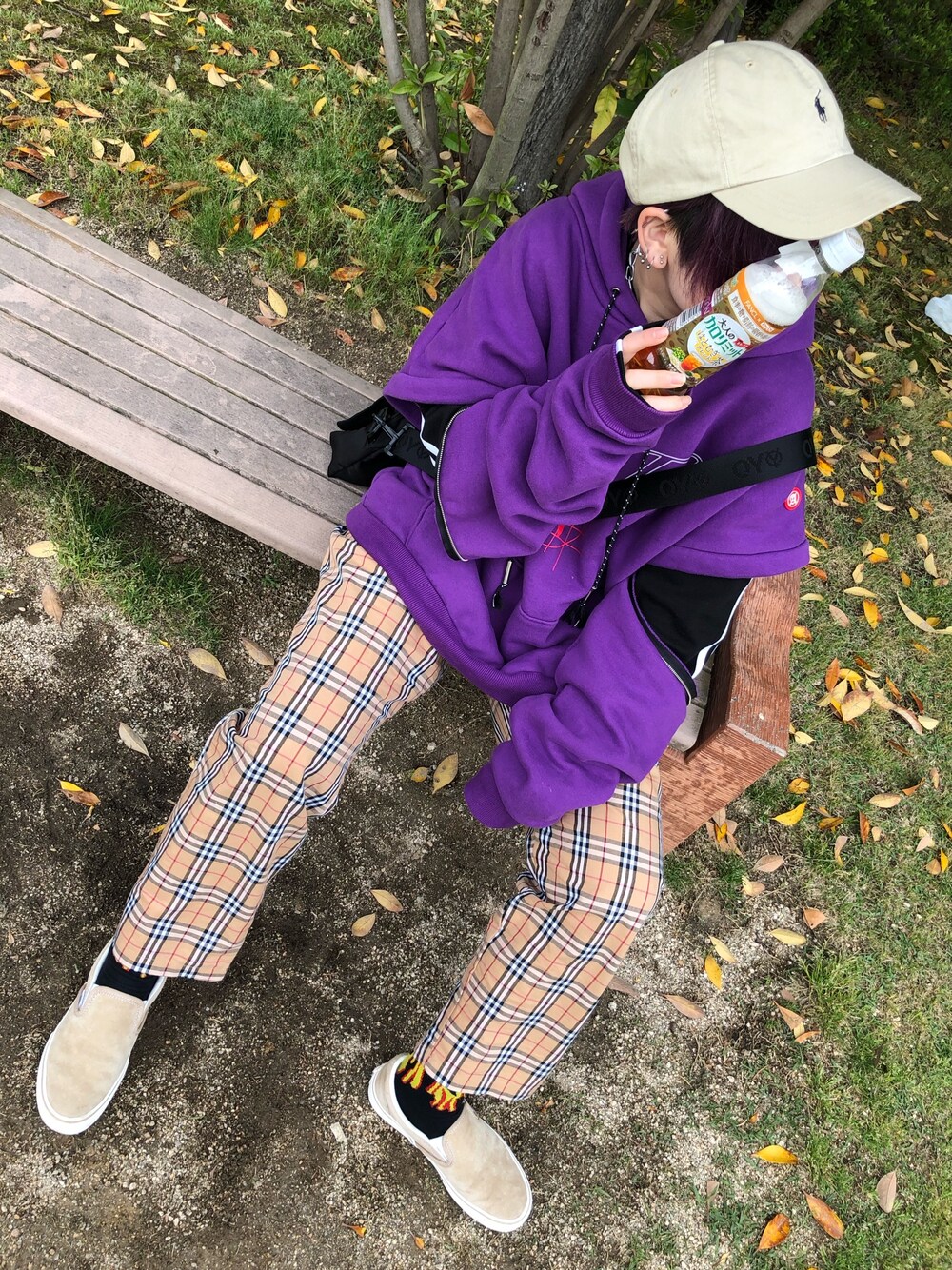 ベージュ系のスリッポン、ブラック系のショルダーバッグ、ブラック系のTシャツ/カットソーを着用したレディースの春コーディネートの1枚目の写真