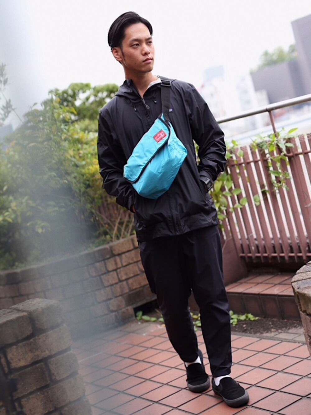 「Manhattan Portage、patagonia、VANS、マウンテンパーカー、トラックパンツ、黒、黒コーデ、スポーツミックス、ターコイズブルー」｜「Manhattan Portageのアイテム（ショルダーバッグ、ブルー系）」を使った、Yuki Mochizukiさん（メンズ・170cm）の秋コーディネートの1枚目の写真