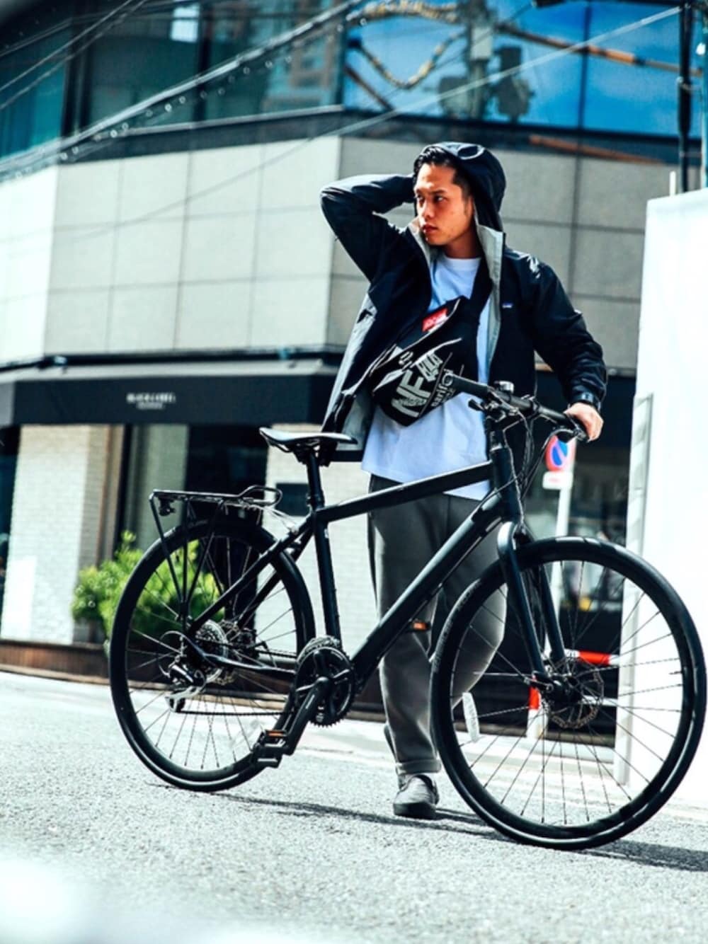 「秋服、秋のコーデ、patagonia、マウンテンパーカー、Manhattan Portage、マンハッタンポーテージ、メッセンジャーバッグ、ストリート、スエットパンツ、スポーツMIX'18秋」｜「Manhattan Portageのアイテム（メッセンジャーバッグ、ブラック系）」を使った、Yuki Mochizukiさん（メンズ・170cm）の秋コーディネートの1枚目の写真