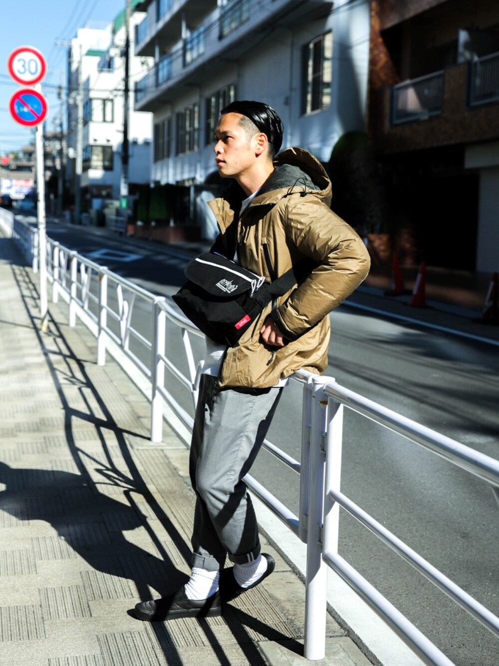 「アウター、ダウンジャケット、ベージュ、冬コーデ、ミリタリー、NANGA、スラックス、グレー、Manhattan Portage、スリッポン」｜「Manhattan Portageのアイテム（メッセンジャーバッグ、ブラック系）」を使った、Yuki Mochizukiさん（メンズ・170cm）の秋コーディネートの1枚目の写真