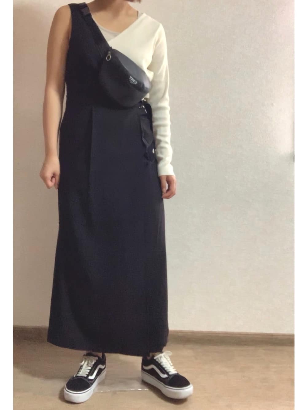 「秋服、サコッシュ、ワンピース、ワンショルダー、黒、ゆるコーデ、ロングスカート、アシメタンクトップ、アシメントリー、ホワイトコーデ」｜「Re:EDITのワンショルデザイン2WAYロングワンピース（ワンピース、ブラック系）」を使った、h a n aさん（レディース・166cm）の秋コーディネートの1枚目の写真