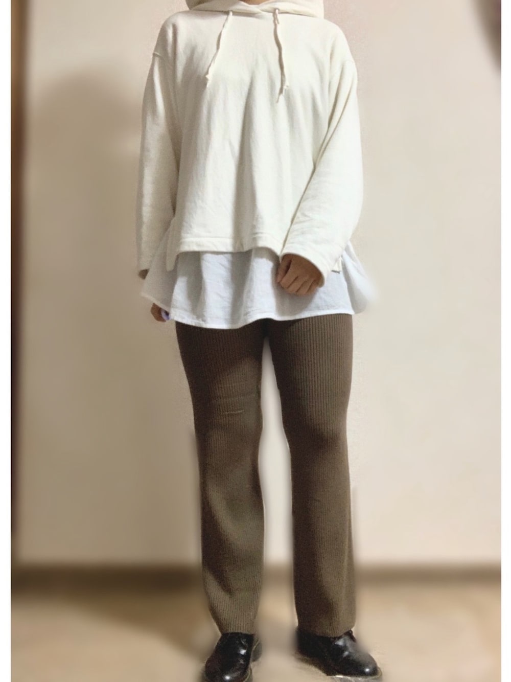 ブラウン系のその他パンツ、ホワイト系のシャツ/ブラウス、ホワイト系のパーカーを着用したレディースの秋コーディネートの1枚目の写真