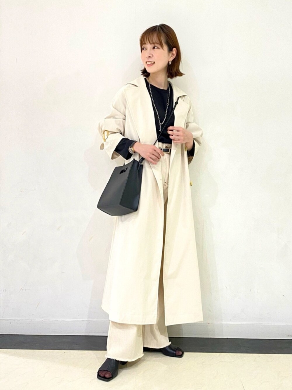 「モノトーン、トレンチコート、大人カジュアル、お洒落さんとつながりたい、低身長、ホワイト、デニム、オトナ女子、きれいめカジュアル、春」｜「LEPSIMの機能付きゼンゴギカットソー　924812（Tシャツ/カットソー、ブラック系）」を使った、izuminさん（レディース・155cm）の春コーディネートの1枚目の写真
