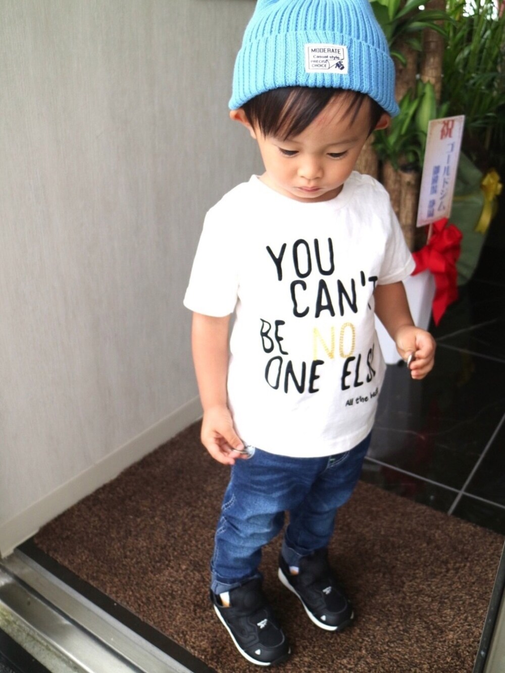 ホワイト系のTシャツ/カットソー、ブルー系のその他パンツ、ブラック系のスニーカーを着用したキッズの秋コーディネートの1枚目の写真