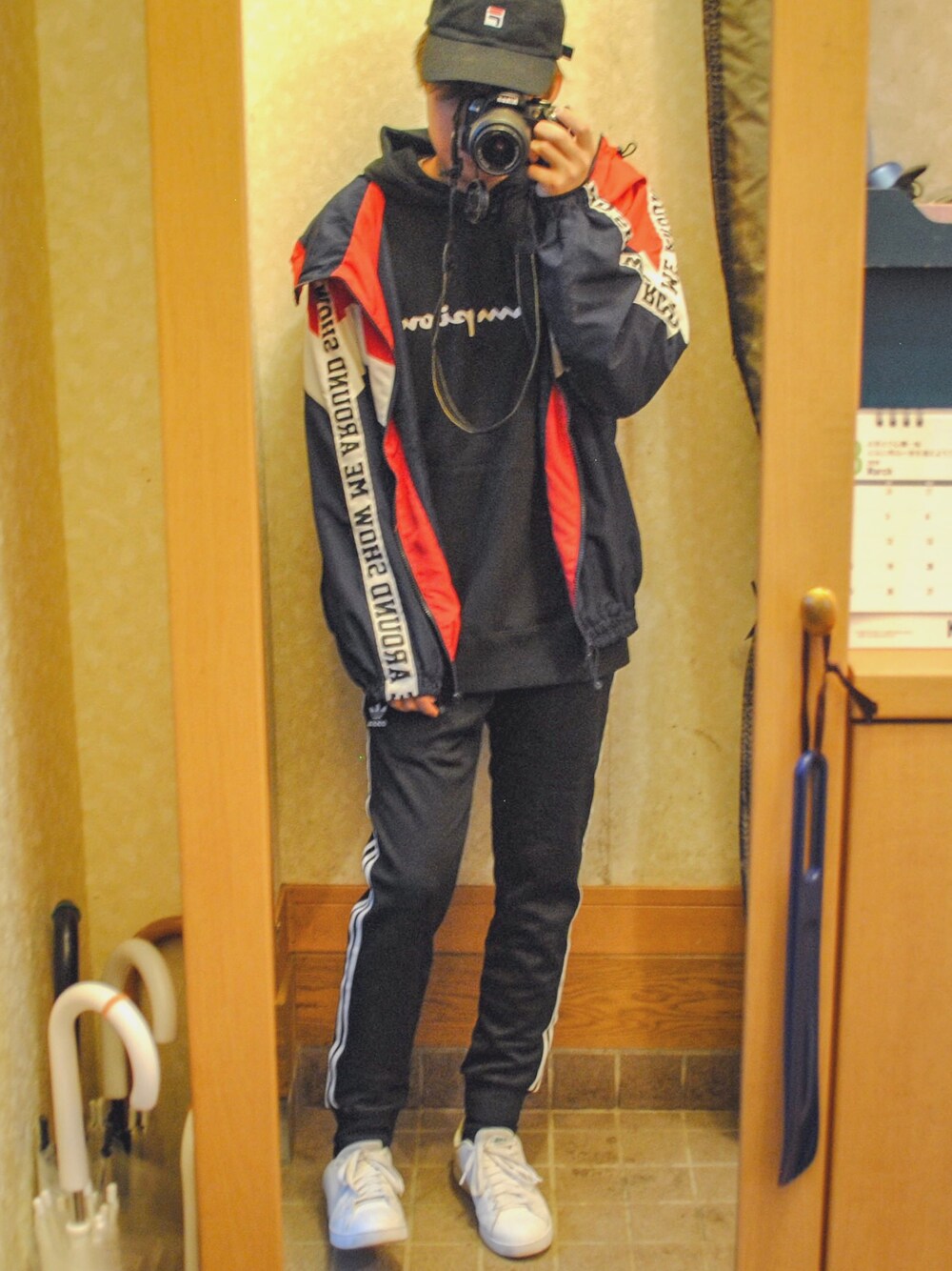 「カジュアルコーデ、スポーツミックス、FILA、adidas、トラックパンツ、白スニーカー、黒キャップ、おしゃれさんと繋がりたい、アディダス、きれいめカジュアル」｜「ChampionのWEB限定 Champion/チャンピオン ロゴプリント プルオーバーフーディ/パーカー（パーカー、ブラック系）」を使った、つぼさん（メンズ・173cm）の春コーディネートの1枚目の写真