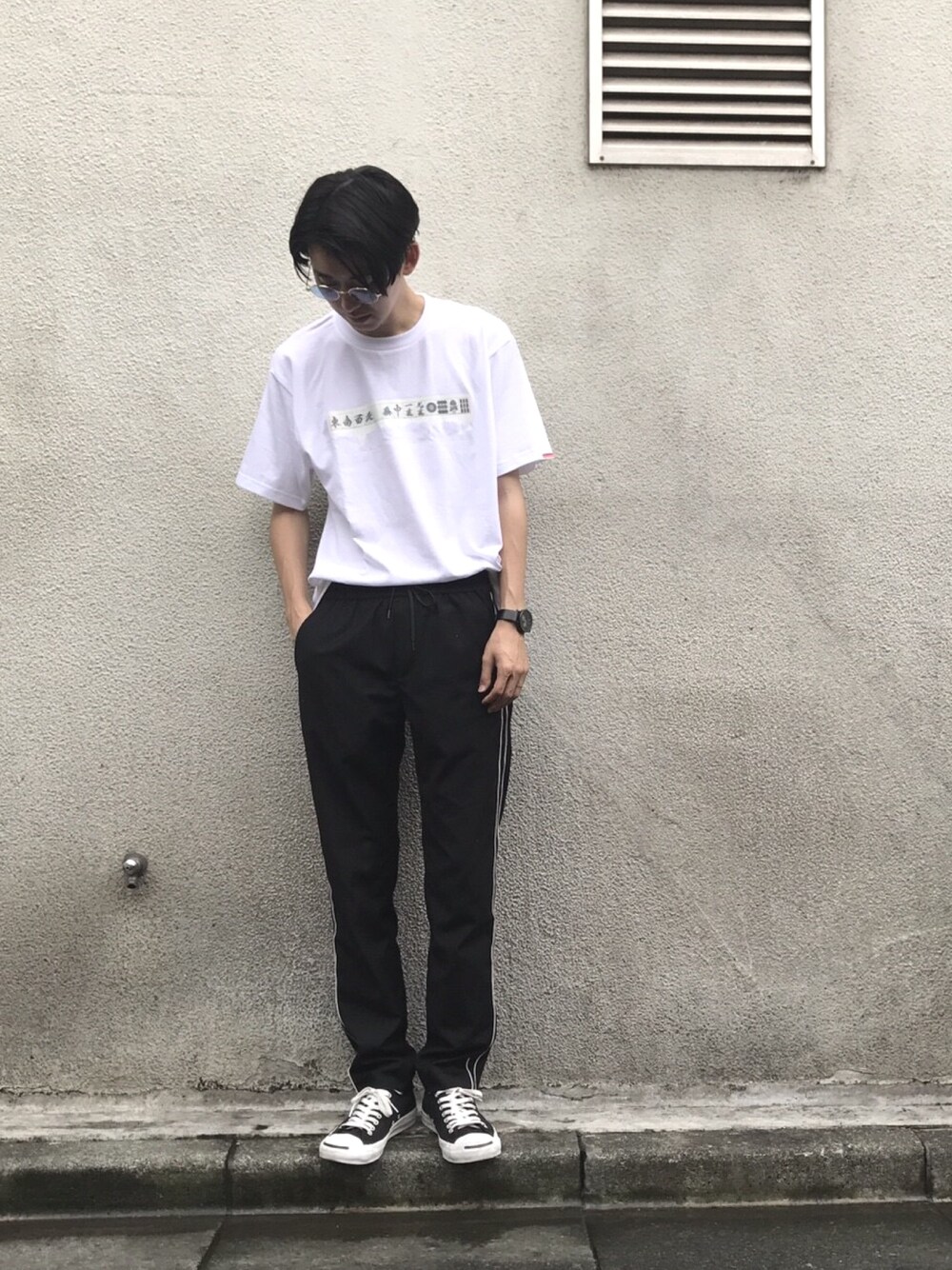 「休日スタイル、夏、カジュアル、ラフ、タックイン、モノトーン、wwg、Sourcream、converse、麻雀」｜「WHO'S WHO galleryのTR2ラインイージーテーパード9分（その他パンツ、ブラック系）」を使った、HIROKI KUBOさん（メンズ・178cm）の夏コーディネートの1枚目の写真