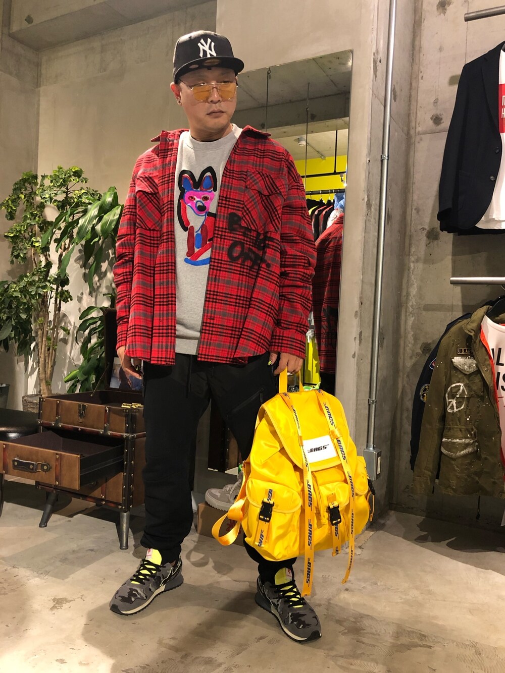 「オーバーサイズ、スニーカー、秋、ビックシルエット、迷彩、チェック、グレー、off white、メゾン キツネ(MAISON KITSUNE)、wearhalloween2019」｜「off whiteのアイテム（シャツ/ブラウス、レッド系）」を使った、ホムラさん（メンズ・172cm）の秋コーディネートの1枚目の写真