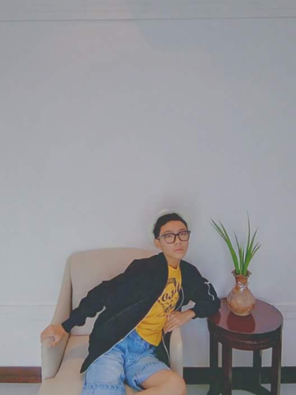 「CONVERSEのアイテム（MA-1、イエロー系）」を使った、Chris Nhật Lâmさん（キッズ・165cm）の秋コーディネートの1枚目の写真