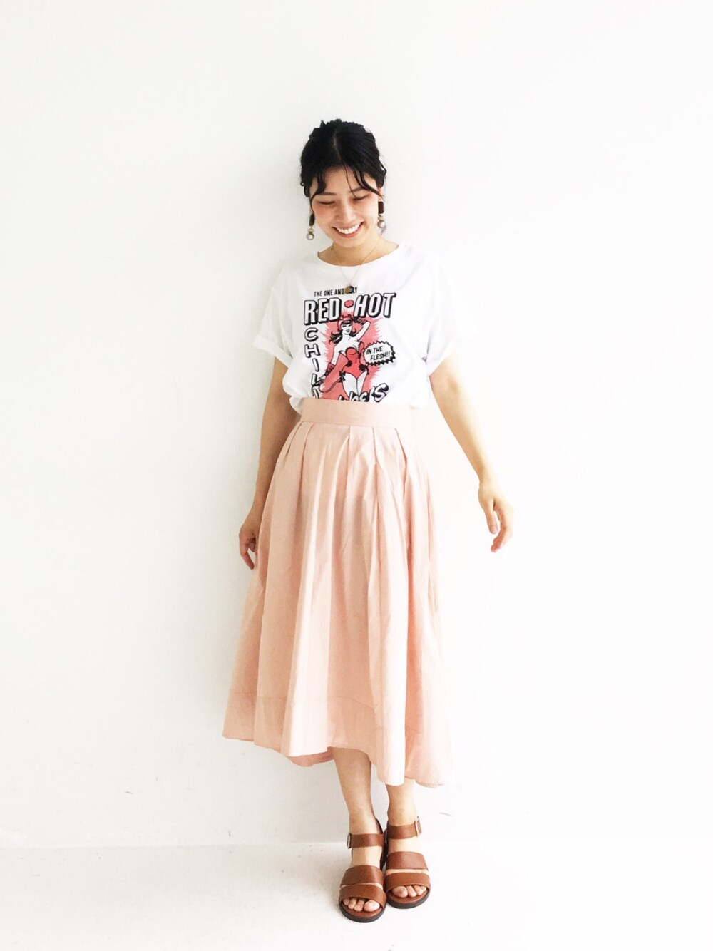 「フレアスカート、Tシャツ、バンドT、サンダル、ロックT、夏コーデ、BBQ、イレギュラーヘム、haco!」｜「haco!のいろいろモチーフピアス＜ブラウン＞（ピアス（両耳用）、ブラウン系）」を使った、MAKORIさん（レディース・159cm）の夏コーディネートの1枚目の写真