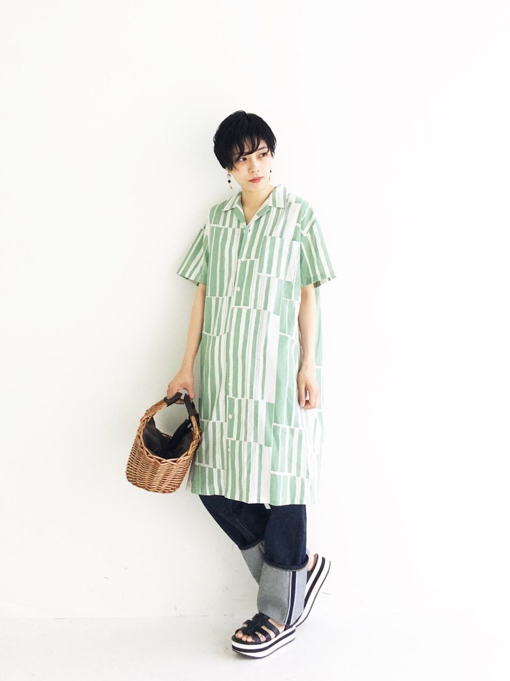 「カジュアル、ハイウエスト、休日スタイル、デニムパンツ、シャツワンピ、かごバッグ、夏コーデ、ピクニック、厚底サンダル、haco!」｜「haco!の京都の浴衣屋さんと作った浴衣生地のシャツワンピース（シャツワンピース、グリーン系）」を使った、MAKORIさん（レディース・160cm）の春コーディネートの1枚目の写真
