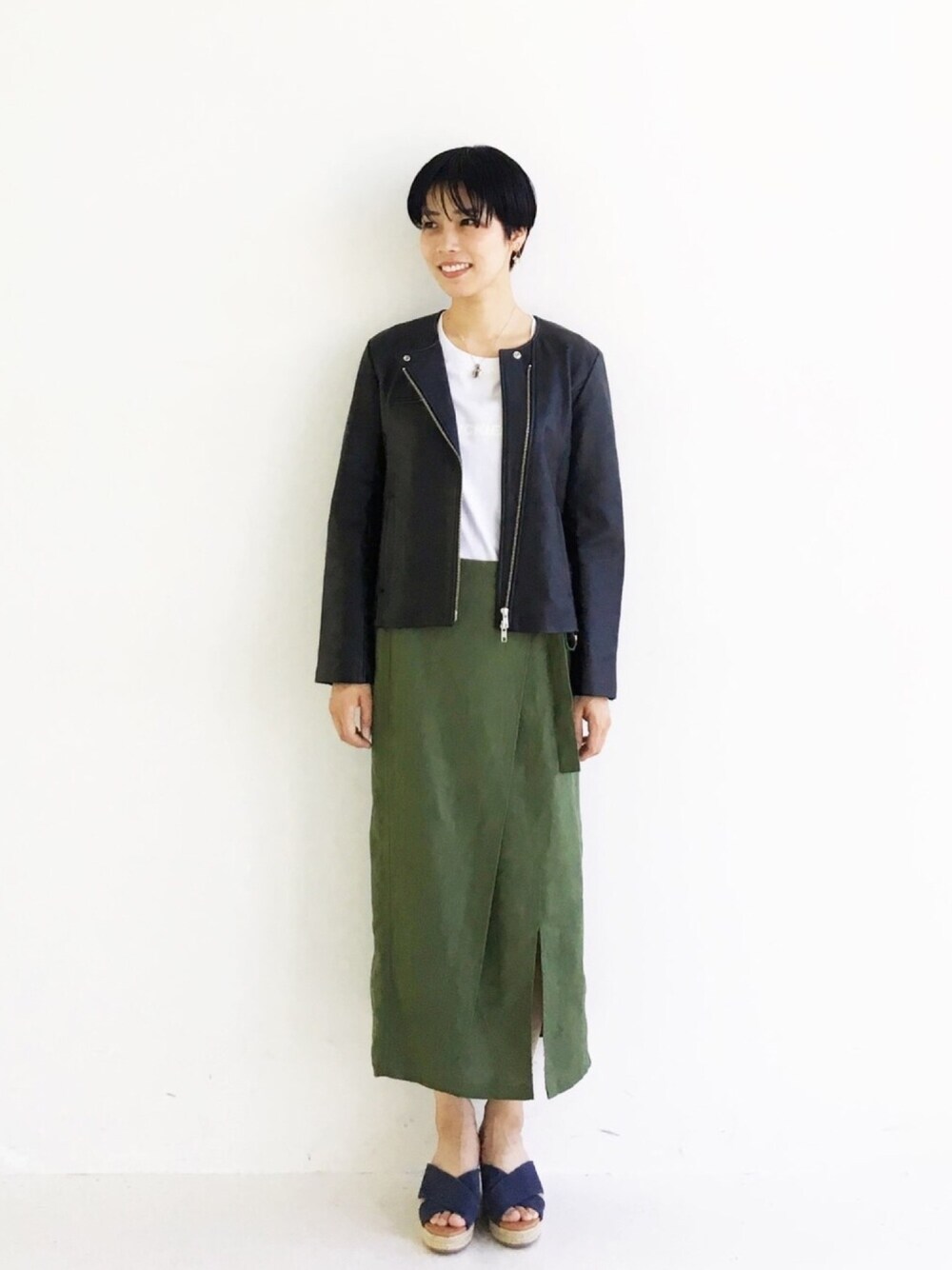「タイトスカート、ブラック、グリーン、Dickies、革ジャン、ウェッジソール、麻、白Tシャツ、オトナカジュアル、haco!」｜「haco!のBOLSISTA ブラックライダースジャケット＜シングル＞（ライダースジャケット、ブラック系）」を使った、MAKORIさん（レディース・160cm）の夏コーディネートの1枚目の写真