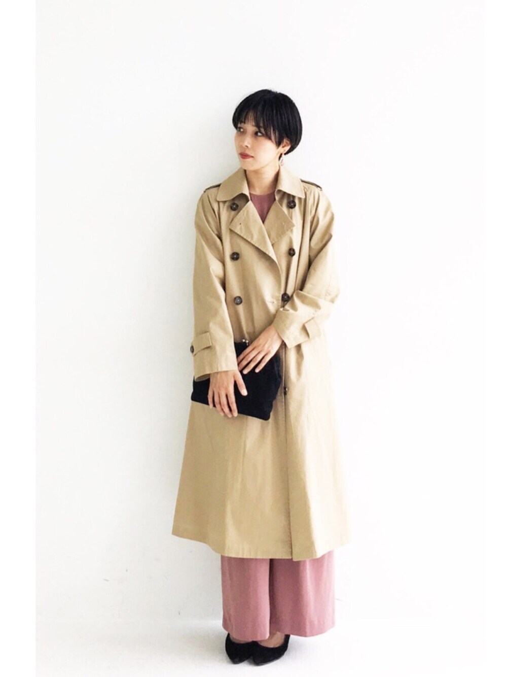 「パンプス、トレンチコート、ピンク、クラッチバッグ、ピアス、オールインワン、パーティースタイル、大人コーデ、結婚式二次会スタイル、haco!」｜「haco!の華やかシーンに浮かず埋もれず　袖チュール＆リボンのきれいオールインワン（つなぎ/オールインワン、ピンク系）」を使った、MAKORIさん（レディース・160cm）の秋コーディネートの1枚目の写真