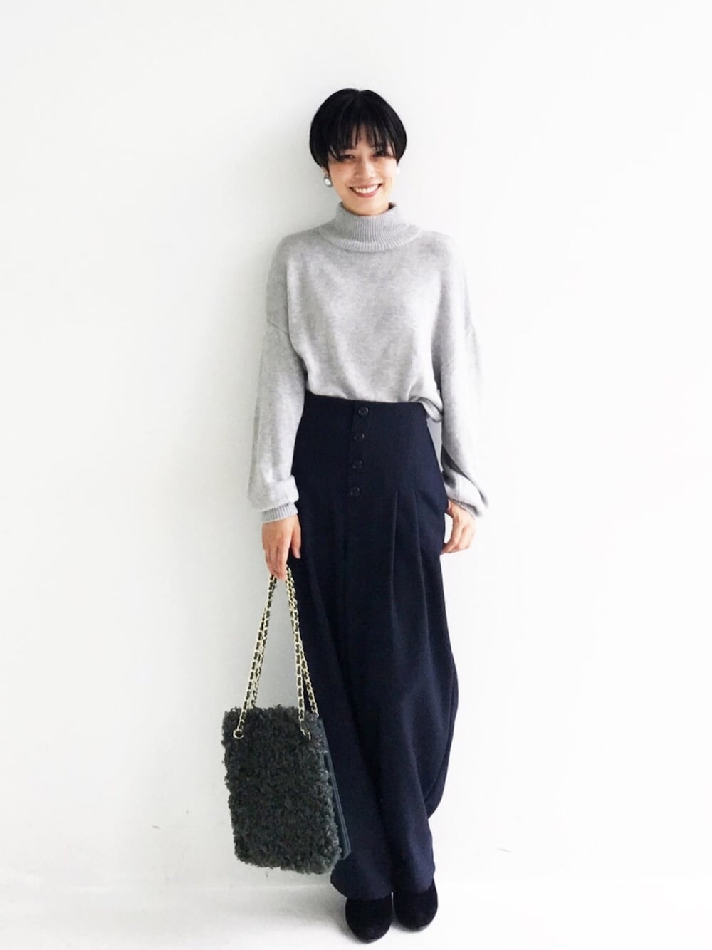 「シンプル、ワントーンコーデ、ピアス、秋のコーデ、モノトーン、ヒール、ワイドパンツ、大人コーデ、フェイクファー、haco!」｜「haco!のＣａｃｈｅｌｌｉｅ　２ＷＡＹエコファーチェーンショルダーバッグ（ショルダーバッグ、グリーン系）」を使った、MAKORIさん（レディース・160cm）の秋コーディネートの1枚目の写真
