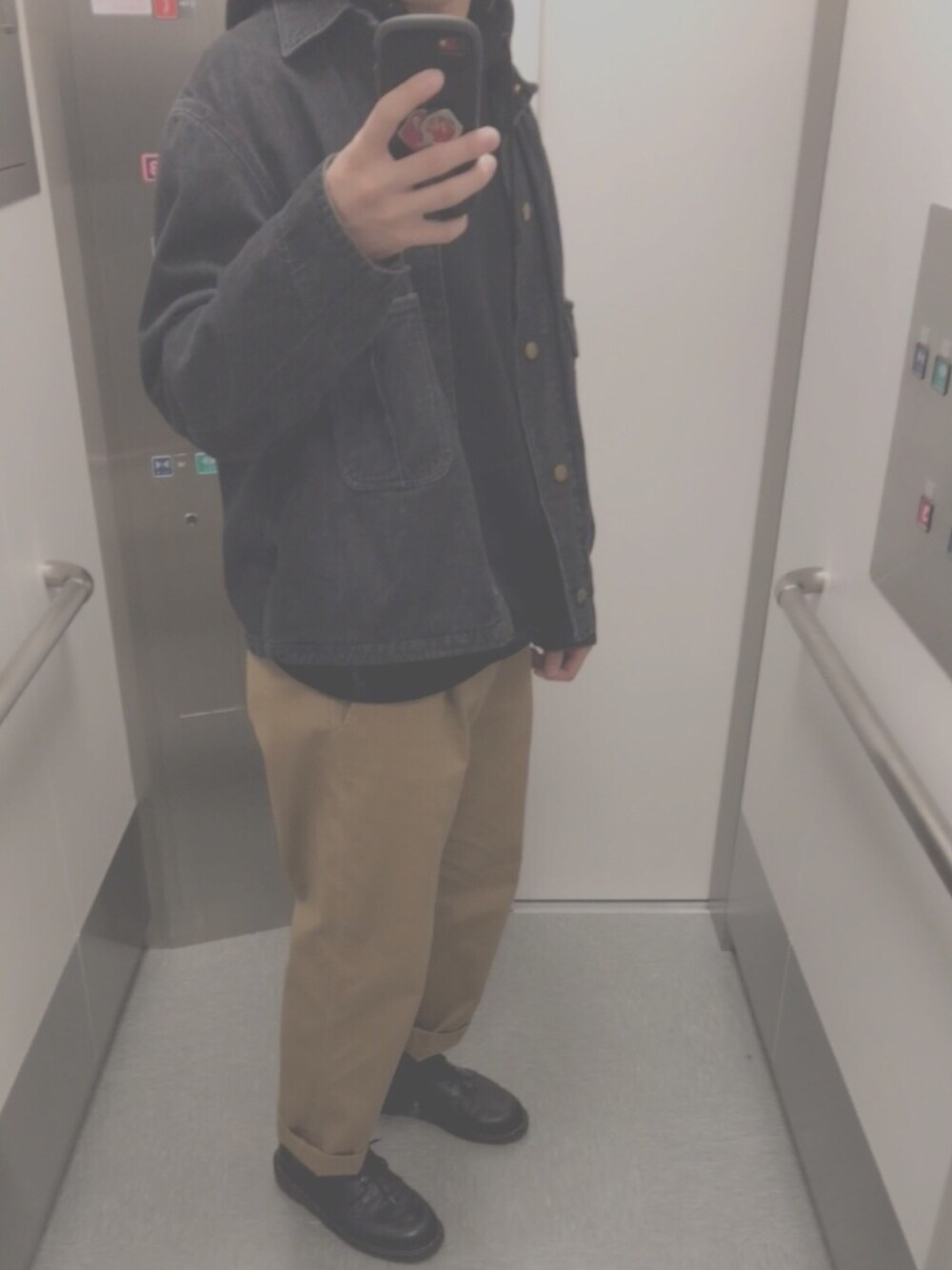 「おしゃれさんと繋がりたい、Dr.Martens、秋冬、デニム、冬コーデ、ブラウン、パーカー、ハロウィン、カジュアル、デニムジャケット」｜「Dr. Martensの【Dr.Martens】1461 59 3EYESHOE　ドクターマーチン 1461Z 3EYE GIBSON SHOE 3ホール ギブソン シューズ（ブーツ、ブラック系）」を使った、naoさん（メンズ・171cm）の秋コーディネートの1枚目の写真