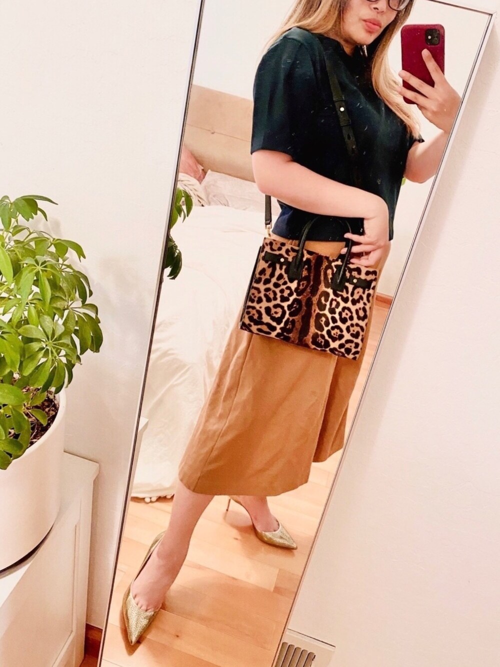 ブラウン系のバッグ、ブラウン系のその他パンツ、グリーン系のTシャツ/カットソーを着用したレディースの夏コーディネートの1枚目の写真