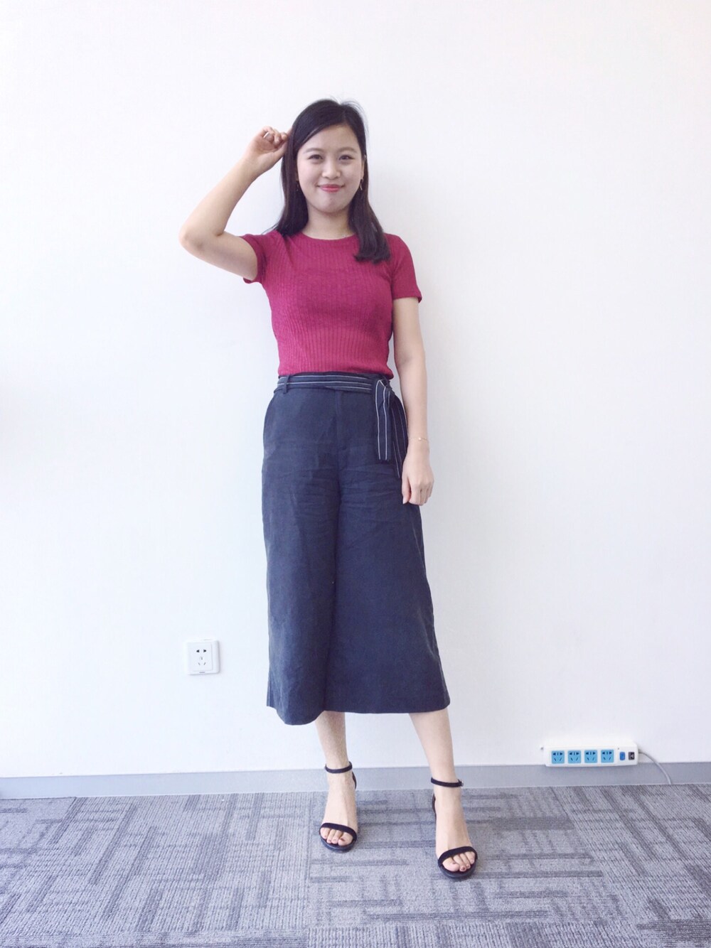 「ZARAのアイテム（Tシャツ/カットソー、レッド系）」を使った、Danazddさん（レディース・165cm）の夏コーディネートの1枚目の写真