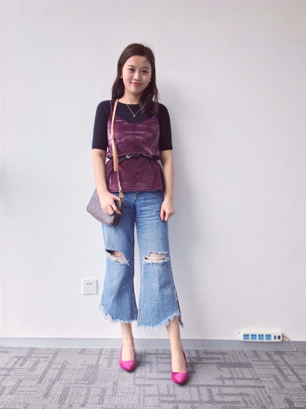 「stradivariusのアイテム（Tシャツ/カットソー、レッド系）」を使った、Danazddさん（レディース・165cm）の秋コーディネートの1枚目の写真