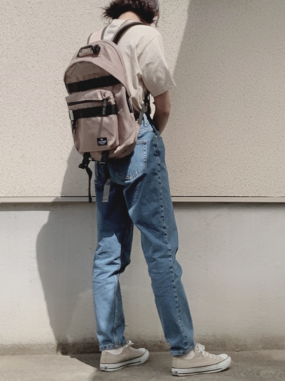 「indispensable、mystic、ZARA、converse、ベージュ、リュック、デニム」｜「INDISPENSABLE の【INDISPENSABLE】ウォータープルーフデイパック（バックパック/リュック、ベージュ系）」を使った、PePeさん（レディース・161cm）の春コーディネートの1枚目の写真
