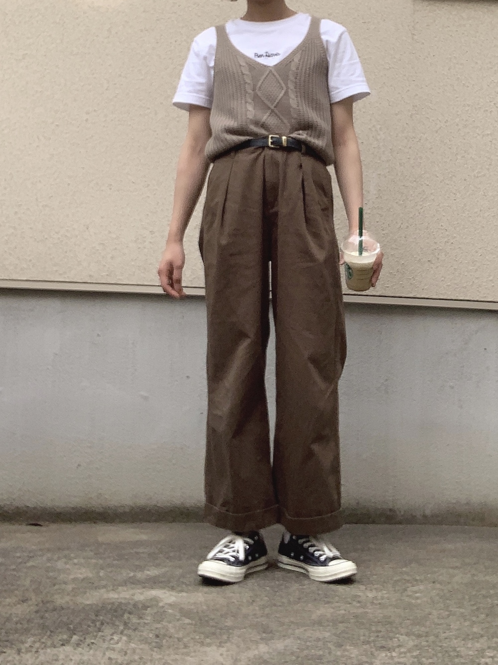 「BEN DAVIS、earth music&ecology、converse、CT70s、ビスチェ、韓国ファッション、カーキ、Tシャツ、ワイドパンツ、かぎ針編みニット」｜「earth music&ecologyの【2016Autumn】チノパンツ（チノパンツ、グリーン系）」を使った、PePeさん（レディース・161cm）の夏コーディネートの1枚目の写真