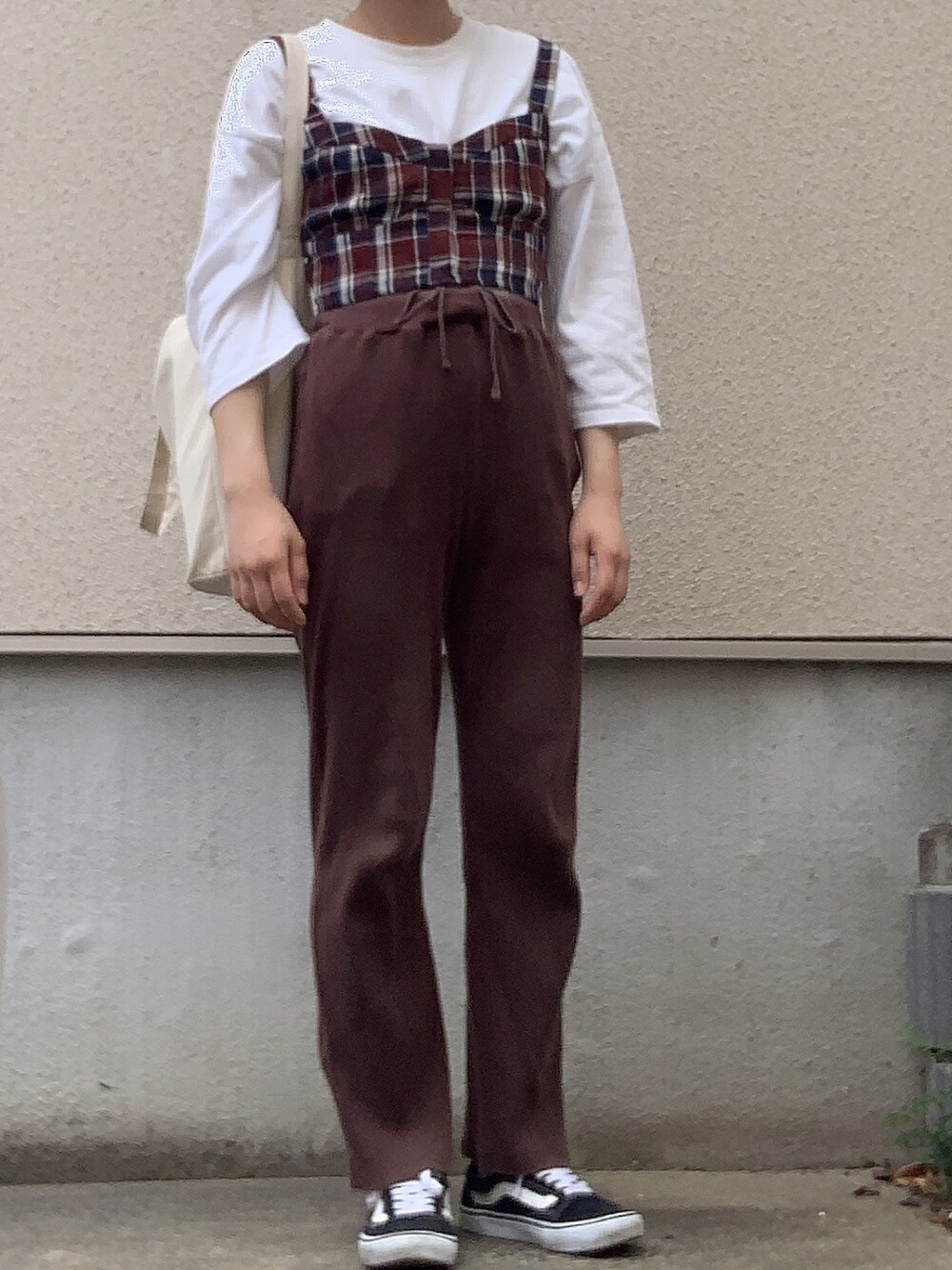 「mysty woman、LOWRYS FARM、VANS、randeboo、GOTOMALL、Tシャツ、ビスチェ、ブラウン、オールドスクール、トートバッグ」｜「go to mallのアイテム（Tシャツ/カットソー、ホワイト系）」を使った、PePeさん（レディース・160cm）の夏コーディネートの1枚目の写真