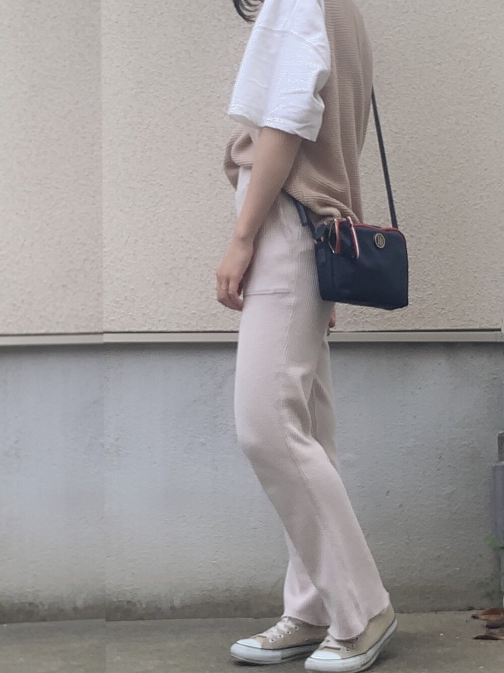 「ベスト、Tシャツ、白Tシャツ、ベージュ、フレアパンツ、ワッフルパンツ、CT70s、converse、スニーカー」｜「niko and...のワッフルステッチフレアパンツ（その他パンツ、ベージュ系）」を使った、PePeさん（レディース・160cm）の夏コーディネートの1枚目の写真