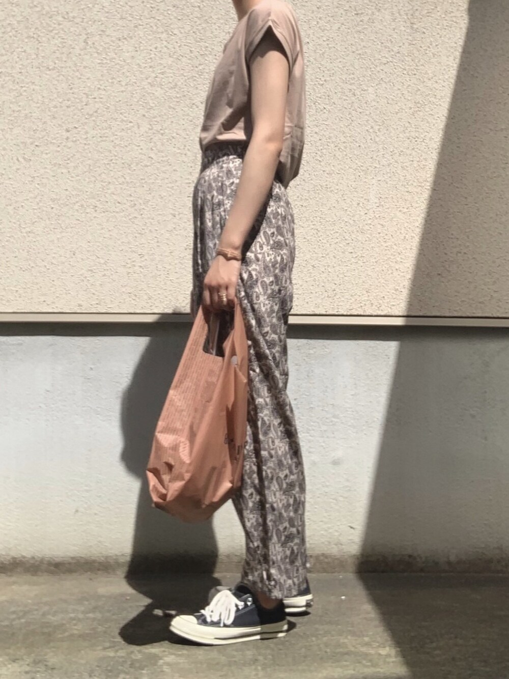 「ノースリーブ、ベージュ、ペイズリー、converse、CT70s、Tシャツ、イージーパンツ、夏コーデ、ゆるコーデ」｜「niko and...の薄手オンショルプルオーバー（Tシャツ/カットソー、ベージュ系）」を使った、PePeさん（レディース・161cm）の夏コーディネートの1枚目の写真